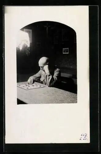 Foto-AK Mann in Gedanken versunken beim Mühlespiel