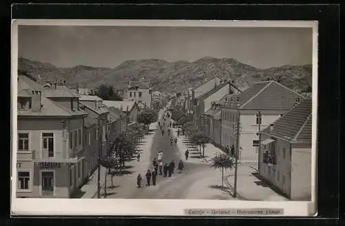 AK Cetinje, Strassenpartie mit Passanten