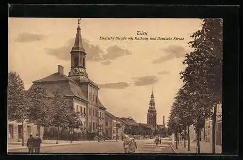 AK Tilsit, Deutsche Strasse mit Rathaus und Deutsche Kirche