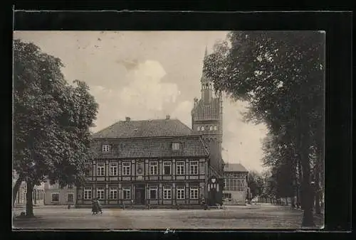 AK Dömitz, Rathaus in Fachwerkbauweise, im Hintergrund die Kirche