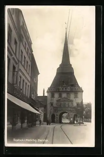 AK Rostock, Strassenpartie mit Steintor