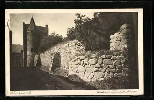 AK Friedland i. M., Anklamer Tor mit Stadtmauer