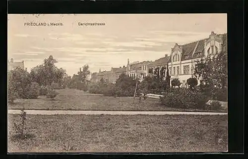 AK Friedland / Meckl., Gerichtsstrasse mit Bäumen