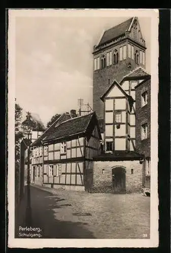 AK Perleberg, der Schulgang, Kirchturm und Fachwerkhäuser