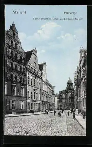 AK Stralsund, Fährstrasse mit Kindern und Gebäudeansicht, In dieser Strasse fiel Ferdinand von Schill am 31.05.1809