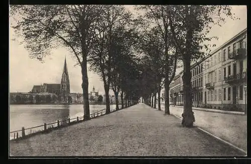 AK Schwerin i. M., Pfaffenteich mit Panorama und Alexandrinenstrasse