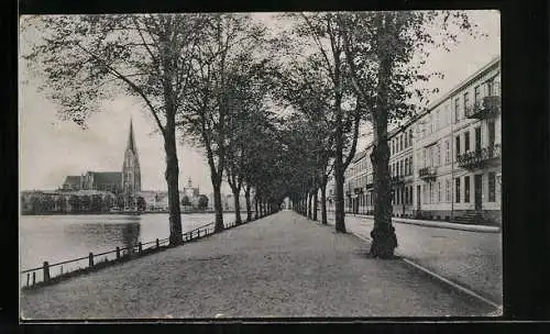 AK Schwerin i. M., Pfaffenteich mit Panoramablick und Alexandrinenstrasse