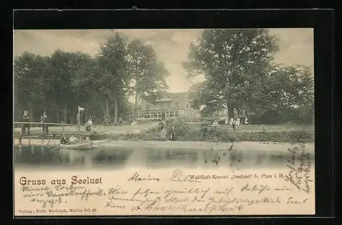 AK Plau i. M., Gasthof Seelust, vom Wasser gesehen, Brücke, Bootspartie