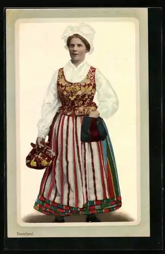 AK Vermland, Schwedin in Tracht mit einem Sackerl