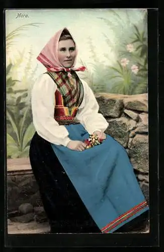 AK Junge Norwegerin in einem Trachtenkleid