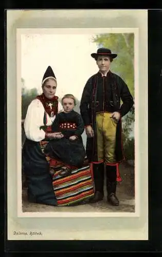 AK Dalarne, Rättvik, Schwedisches Paar in Tracht mit Kind