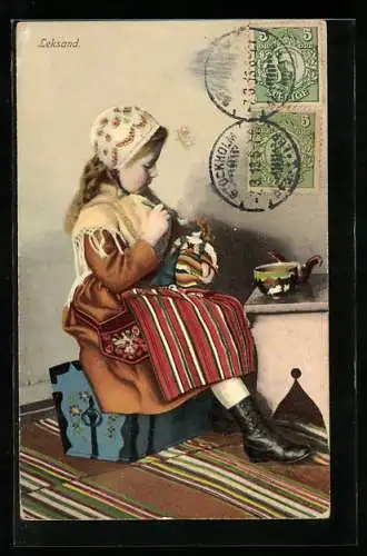AK Leksand, Mädchen in Tracht füttert ihre Puppe