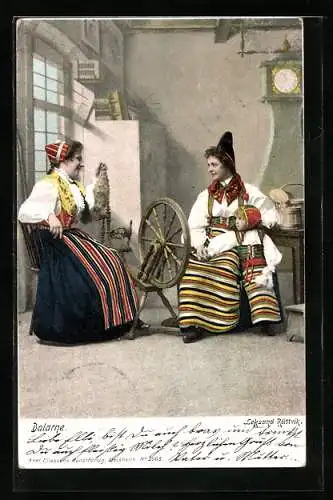 AK Schwedinnen in Volkstracht sitzen mit einem Kind am Spinnrad