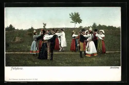 AK Skrälaten, Schwedische Paare in Tracht bei einem Volkstanz