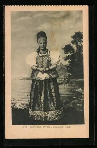 AK Vornehme Russin in Tracht am Ufer des Sees