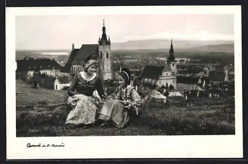 AK Krems a. d. Donau, Ortsansicht mit Trachtenträgerinnen