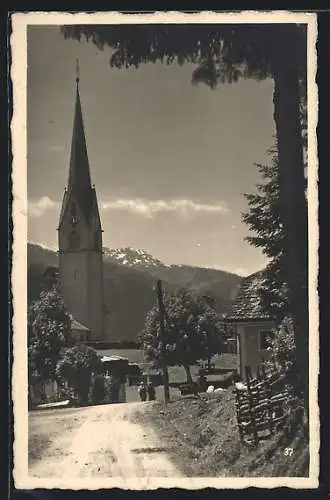 AK St. Jakob im Lesachtal, Strassenpartie mit Kirche im Sonnenschein