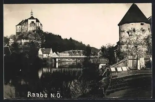 Foto-AK Raabs /N.-Ö., Uferpartie mit Schloss und Brücke