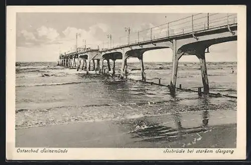 AK Swinemünde, Seebrücke bei starkem Seegang