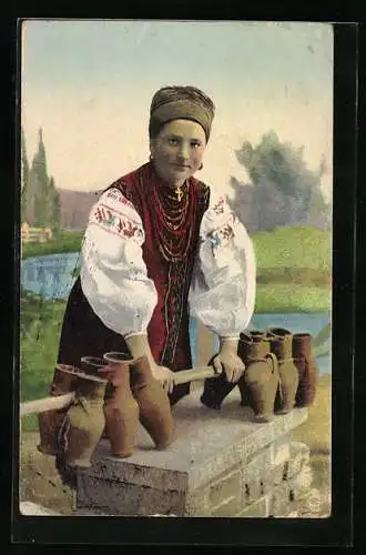 AK Ukrainische Frau in Tracht mit Tonkrügen