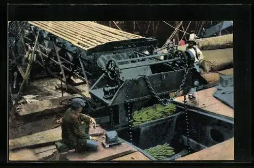 AK Conveying bananas down the hold, Arbeiter verladen Bananen