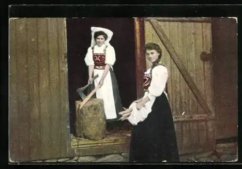 AK Frauen in norwegischer Tracht beim Holzhacken