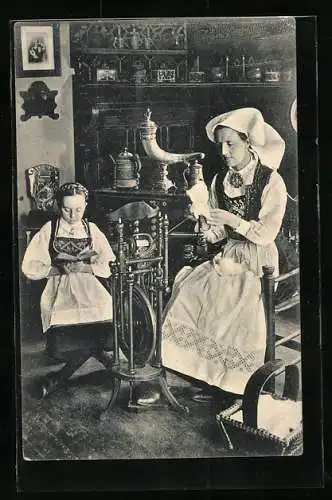AK Norwegische Frauen in Tracht beim Spinnen