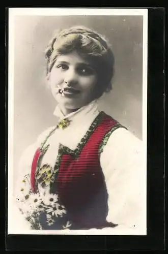 AK Norwegische Frau in Tracht mit Blumen