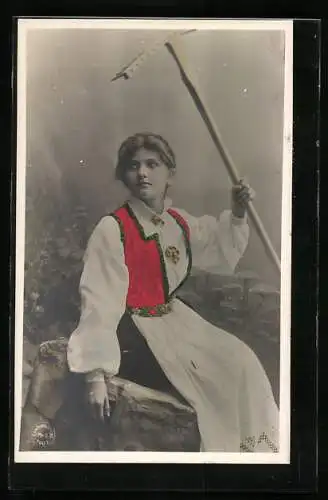 AK Norwegische Frau in Tracht mit Rechen