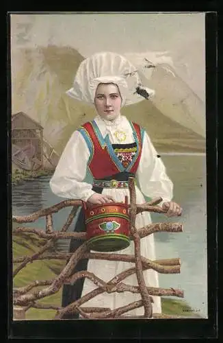 AK Junge Frau in norwegischer Volkstracht mit Eimer