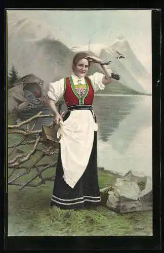 AK Frau am Ufer in norwegischer Tracht schaut in die Ferne