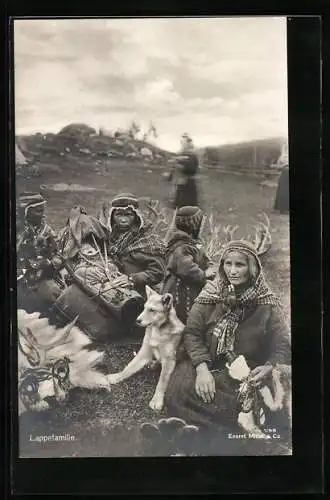 AK Lappefamilie in Tracht mit Kind, Hund und Geweihe