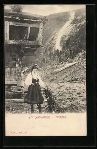 AK Norwegische Frau in Tracht vor einer Hütte