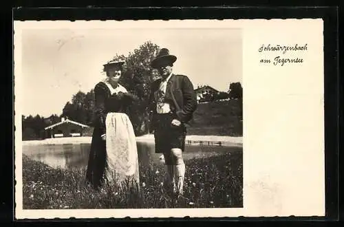 AK Schwärzenbach /Tegernsee, Paar in Trachten auf Wiese