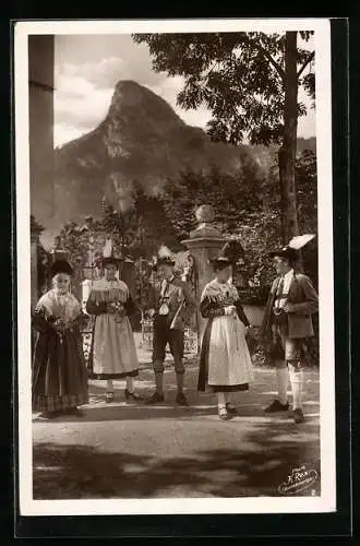 AK Oberammergau, Alt- und Jung-Oberammergauer in Originaltracht
