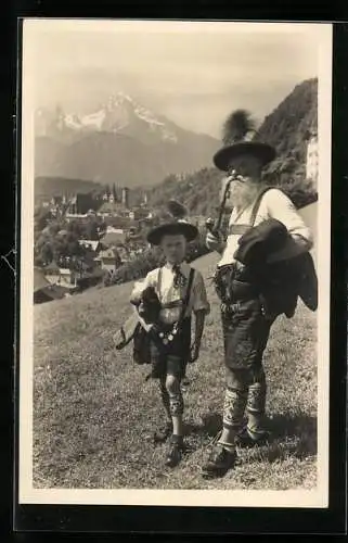 AK Berchtesgaden, Junge und Mann in Tracht, Ortsansicht