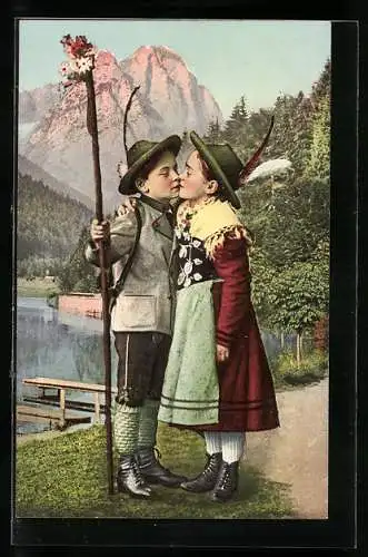 AK Kleine bayerische Kinder in Trachten küssen sich