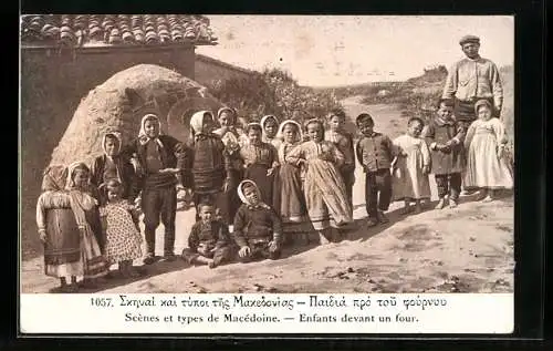 AK Types de Macedoine, Enfants devant un four