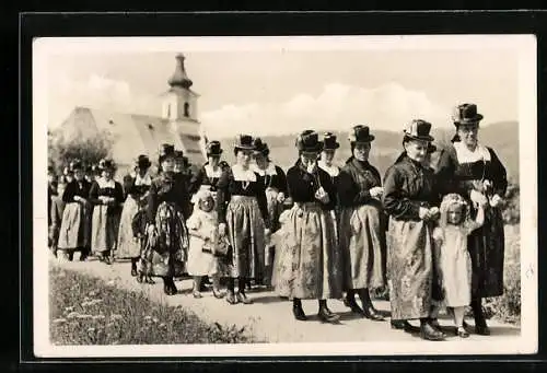 AK Itter /Tirol, Frauen und Kinder in Tracht beim Kirchgang