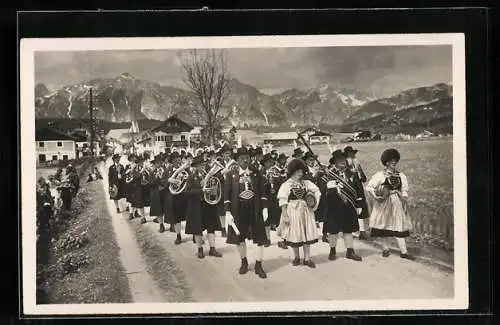AK Die örtliche Musikkapelle beim Umzug, Tiroler Tracht