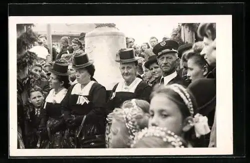 AK Drei ältere Damen in Tiroler Tracht bei einer Glockenweihe