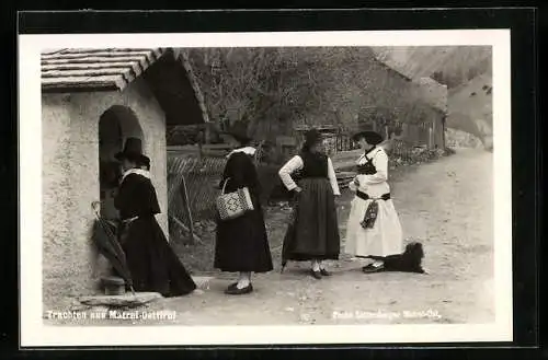 AK Vier Damen am Heiligenhäuschen in Matrei /Osttirol, in lokaler Tracht
