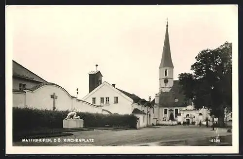 AK Mattighofen, Kirchenplatz mit Denkmal