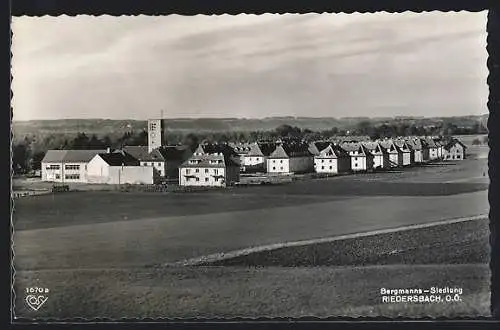 AK St. Pantaleon /O.-Oe., Bergmanns-Siedlung Riedersbach mit Kirche