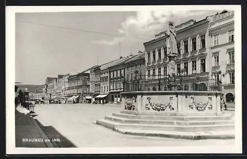 AK Braunau am Inn, Strassenpartie mit Brunnen