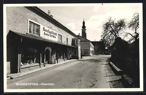 AK Munderfing /Oberöstr., Strassenpartie mit Geschäft von Hans Christon und Kirche