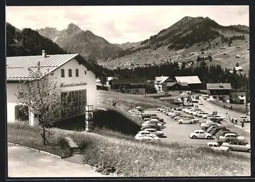 AK Riezlern /Kleinwalsertal, Kanzelwandbahn, Panorama mit Parkplatz
