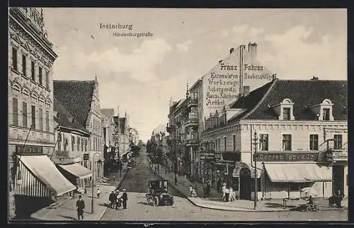 AK Insterburg, Hindenburgstrasse mit Geschäften, Auto, Leute