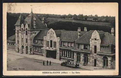 AK Neris-les-Bains, La Gare, Bahnhofsgebäude mit LKW