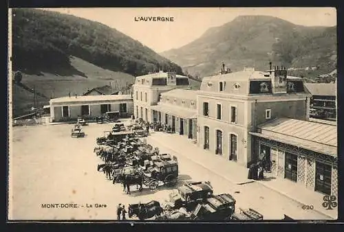 AK Mont-Dore, La Gare, Kutschen vor dem Bahnhof